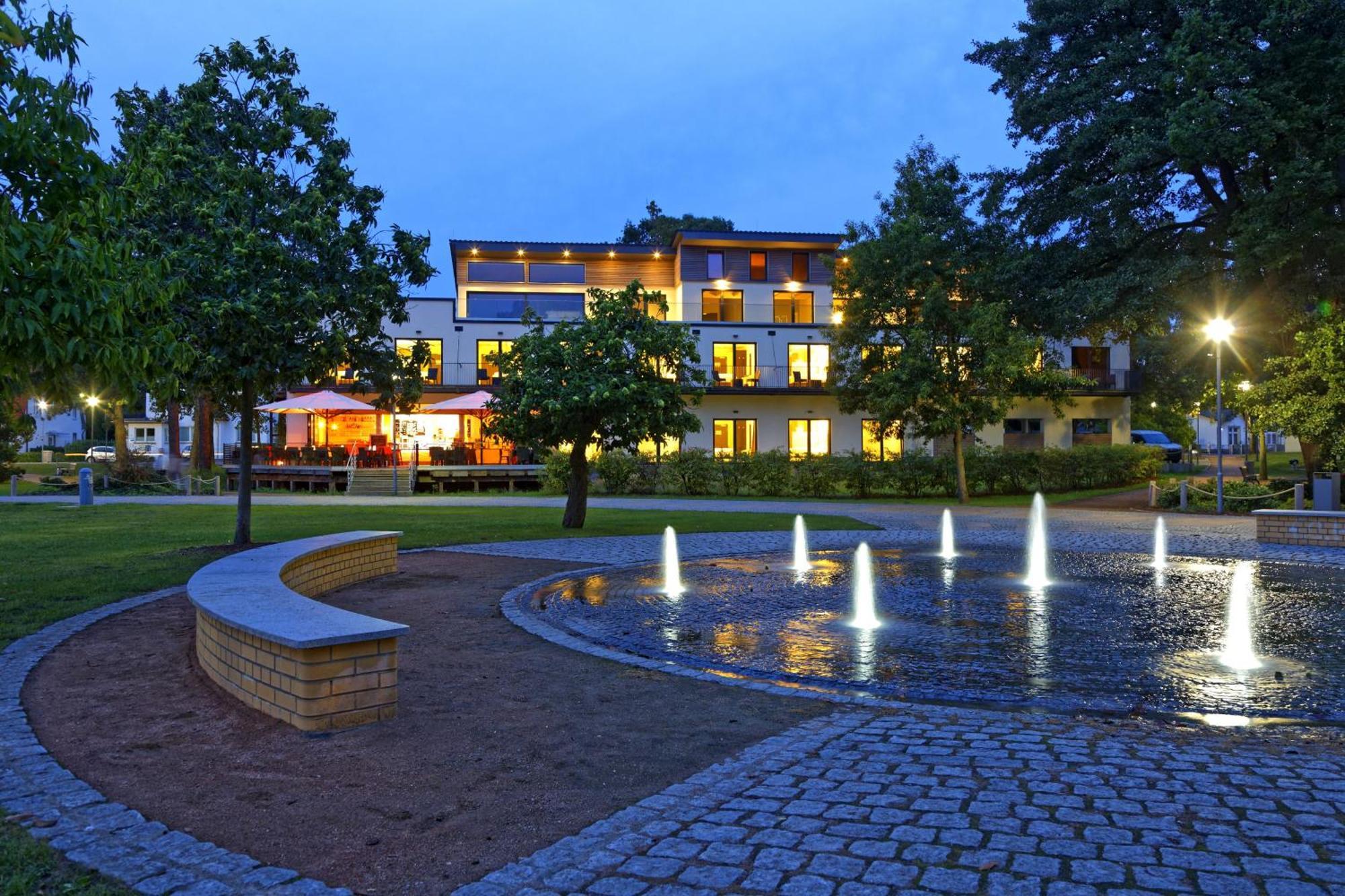 Hotel Am Kurpark ツィノヴィッツ エクステリア 写真